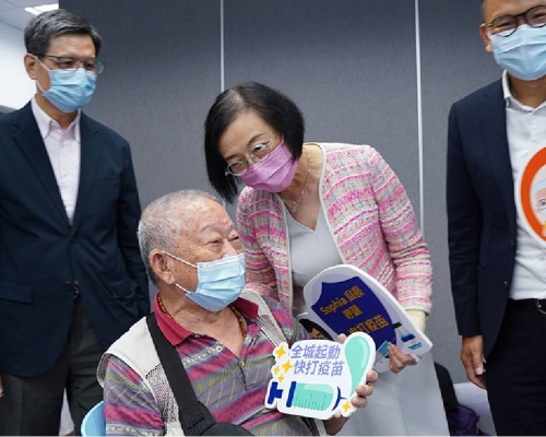 食物及衞生局長陳肇始日前到訪葵青地區康健中心，了解外展接種服務。陳肇始網誌圖片