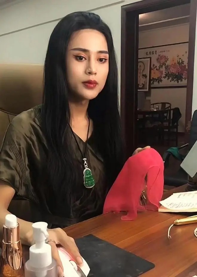 羅大美以反串演出擁有大量粉絲，開始直播帶貨後致富。