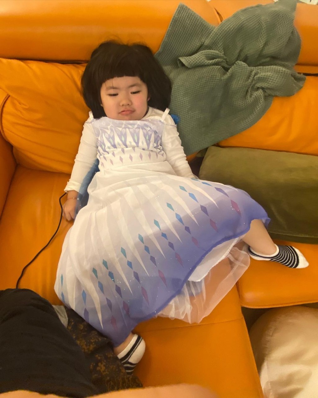 整個人軟攤在梳化上。