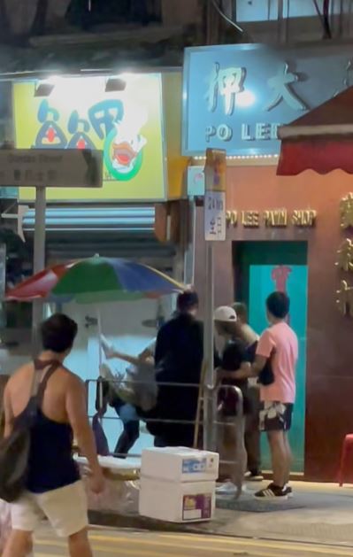 警員將男子抬起，男子不斷踢腳掙扎。fb 車cam L（香港群組）大邦