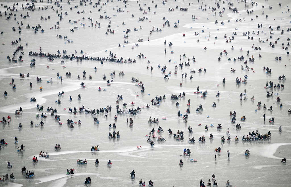 內地逾1.35億人次趁元旦3日假期旅行。圖為遊客在頤和園冰場體驗冰上游玩項目。新華社