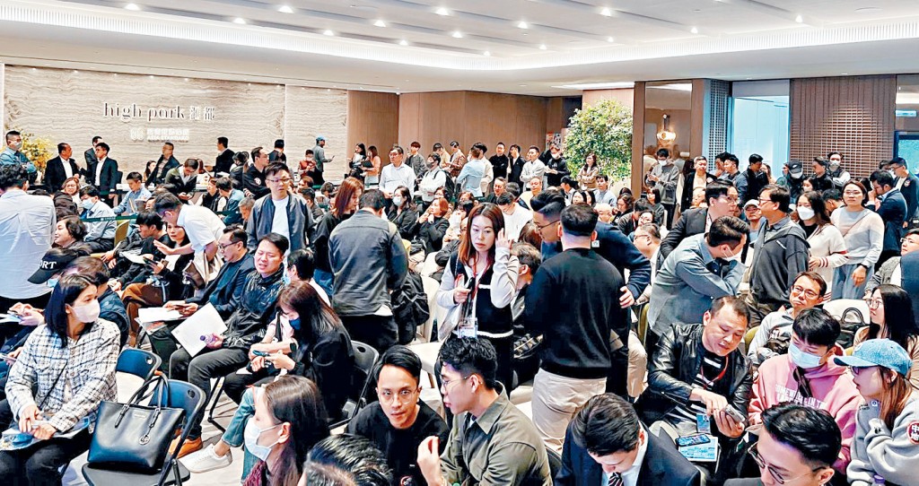 滙都II昨首輪發售吸引大批準買家場排隊輪候揀樓，場內外均人頭湧湧。