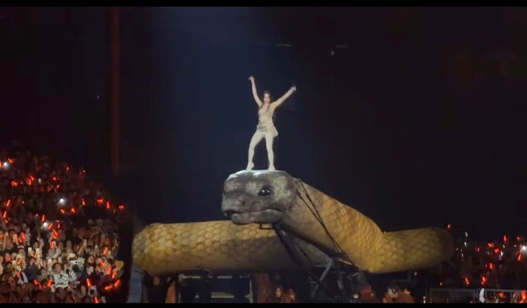 蔡依林站在巨蟒上繞場。