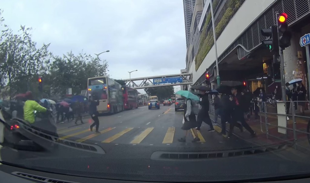 電單車突然衝紅燈。fb車cam L（香港群組）影片截圖