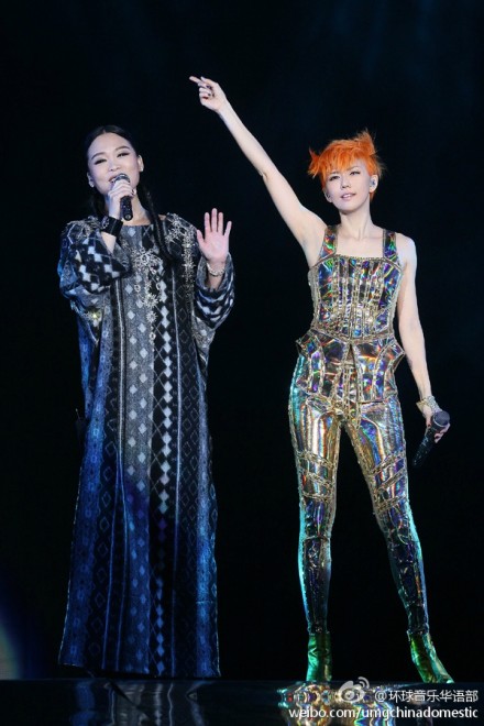 2014年，许美静（左）曾闪现台北小巨蛋，为孙燕姿的《孙燕姿2014克卜勒世界巡回演唱会》担任嘉宾。