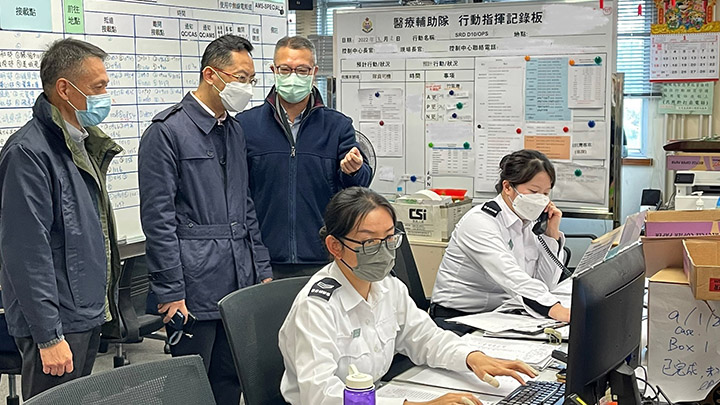 林文健今日到位于何文田的医疗辅助队总部探访当值队员。政府新闻处图片