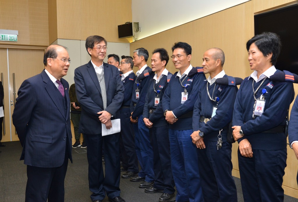 張建宗與政府總部保安員會面。政府新聞處圖片