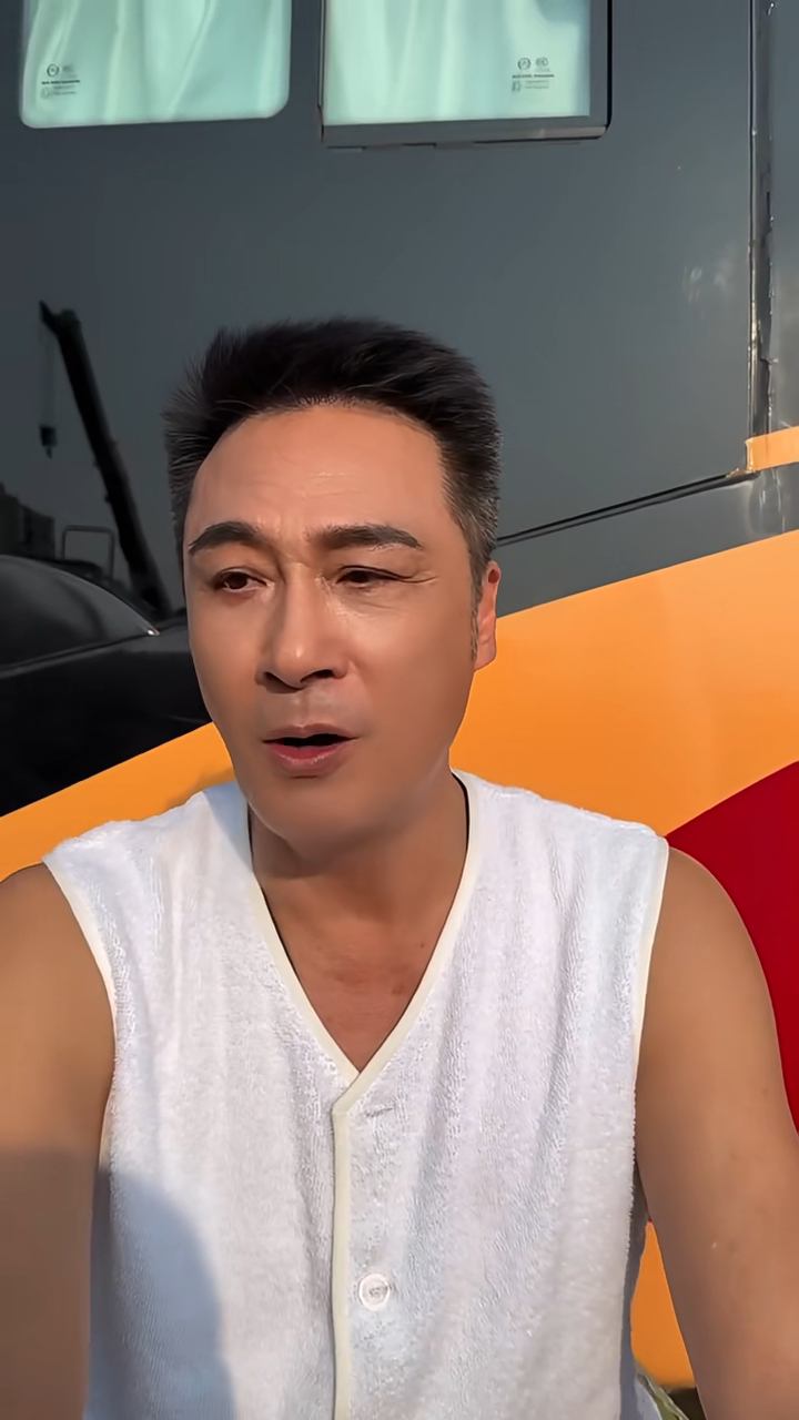 吳鎮宇的左眼似擘唔開。 吳鎮宇的左眼似擘唔開。