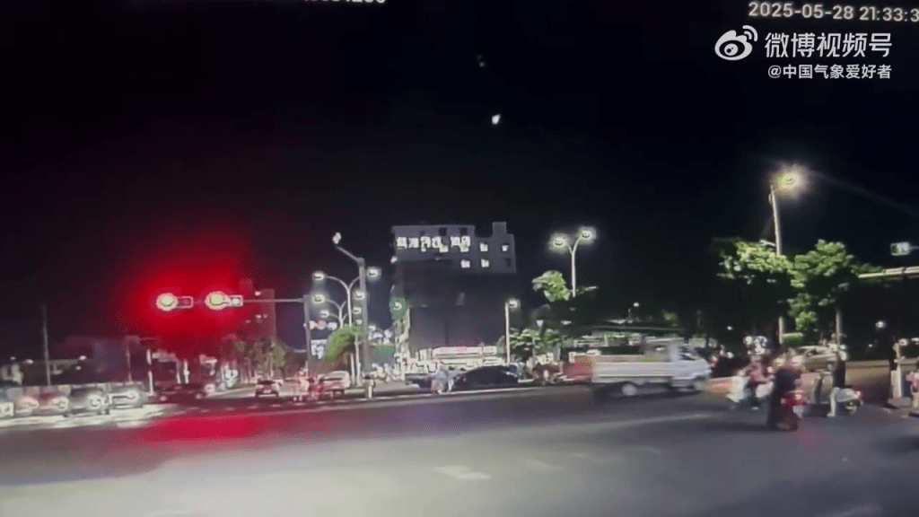 海口网友也拍摄到流星划破夜空的视频。