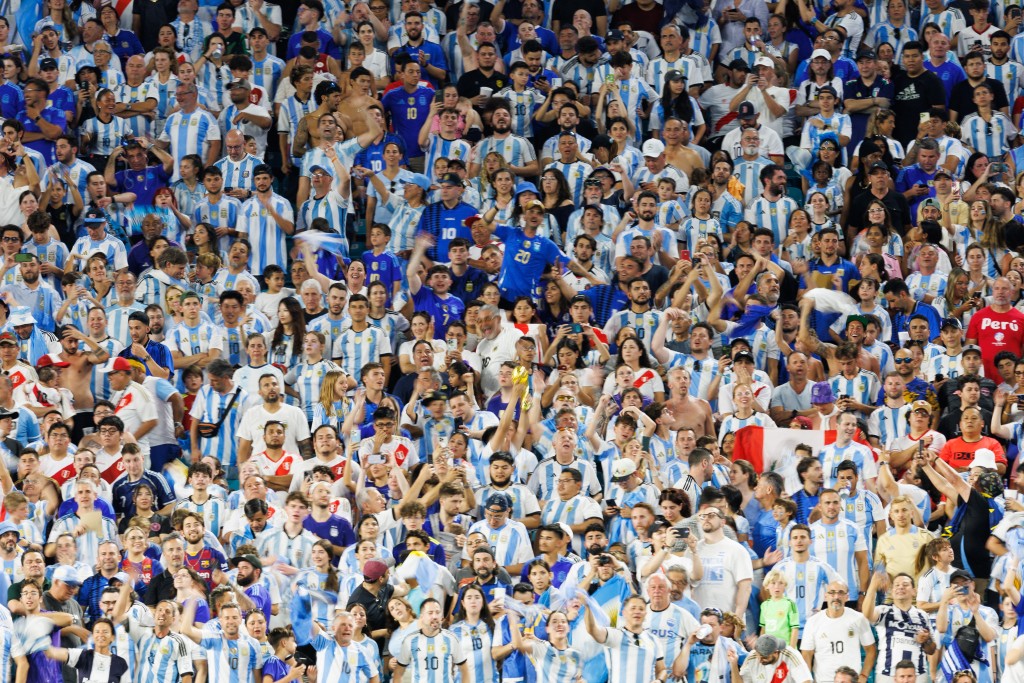 阿根廷事先声明美斯缺阵，但仍有近6万5000人入场。Reuters