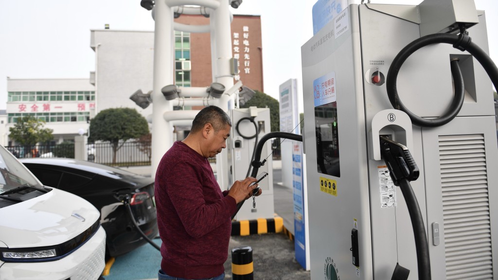 湖南省首个集「光伏+储能系统+液冷超充+车辆检测」功能于一体的充电站在长沙市启用。 新华社
