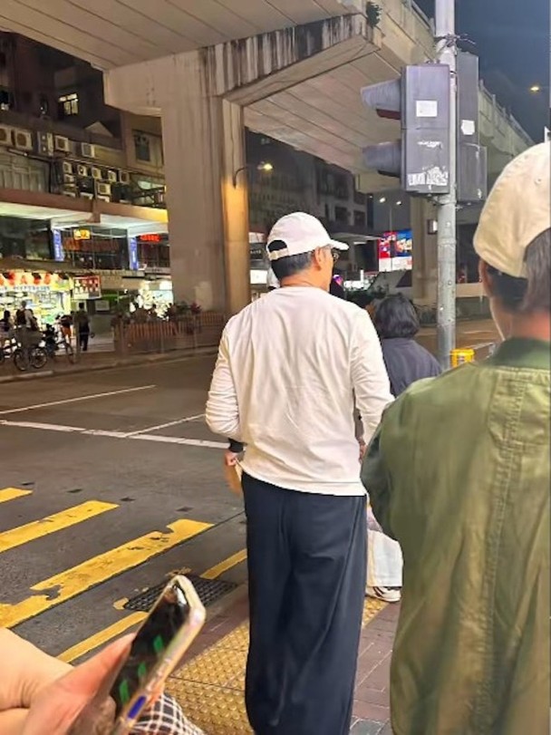 網民在太子一間新開的燒餅店排隊時，發現苗僑偉就在眼前。