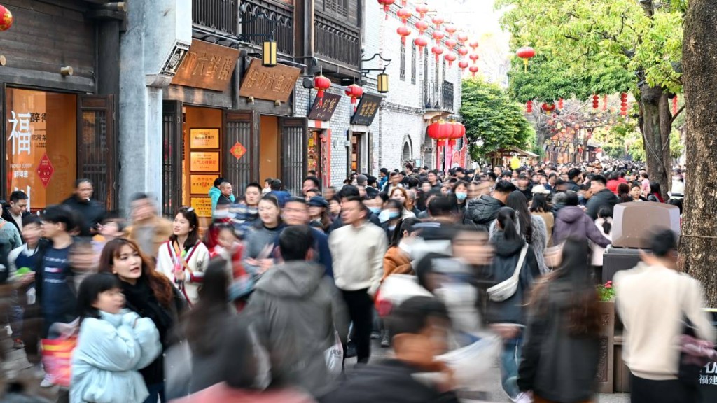 內地數以億計民眾在農曆新年長假出遊，在各地帶來龐大旅遊收益。新華社