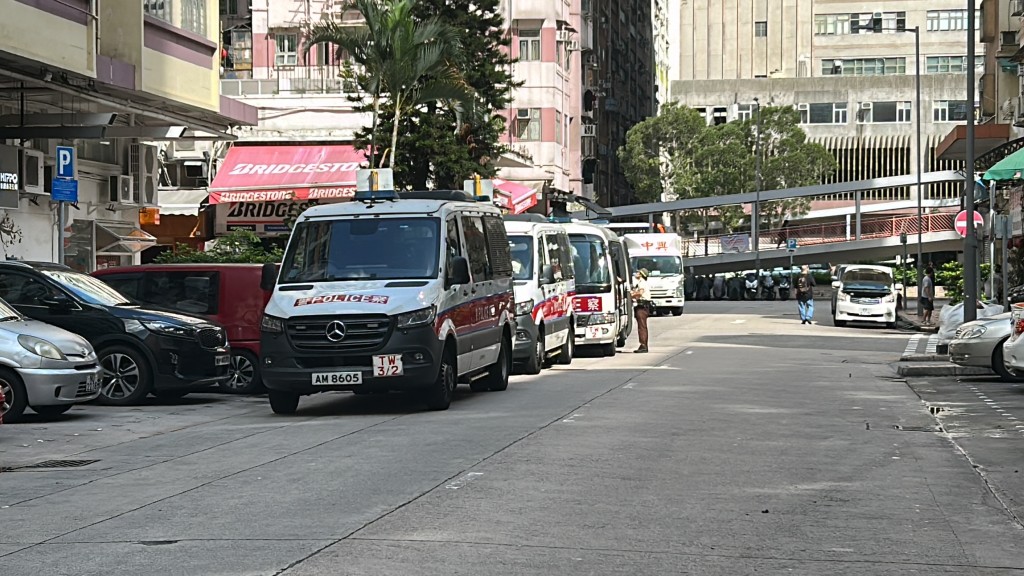 多輛警車停泊享和街執法。林思明攝