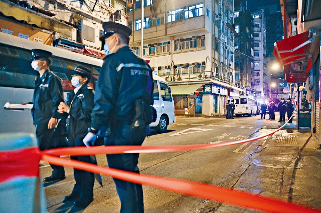 ■警員在大廈外拉起封鎖綫。