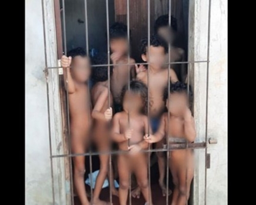 7名全身赤裸的幼童被鎖在一處小屋中。網上圖片