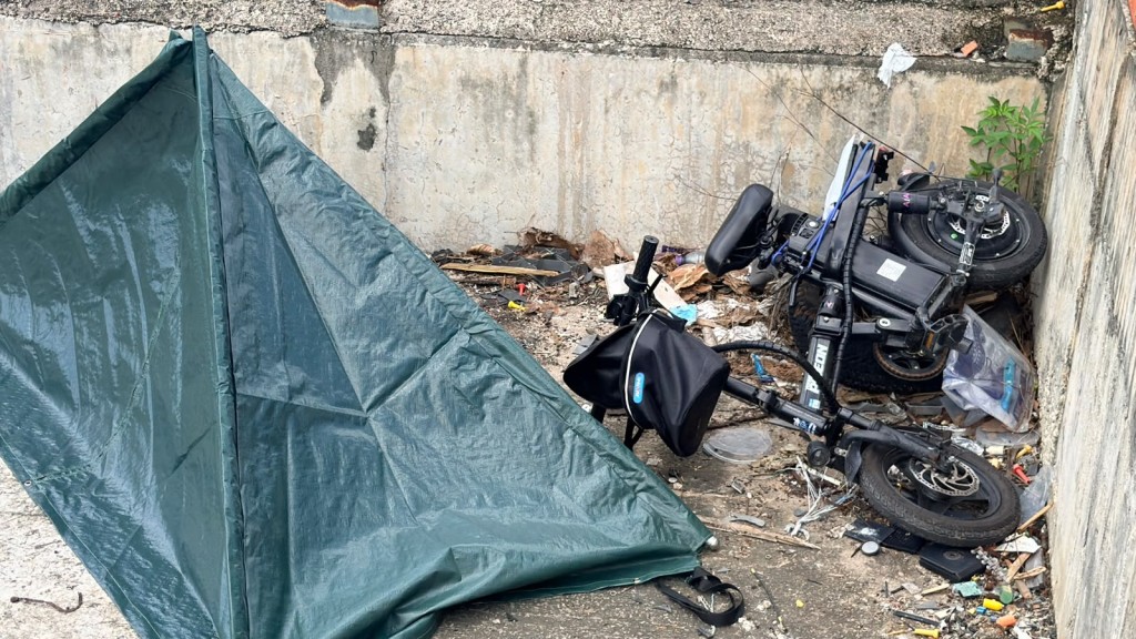 男子駕駛電動單車失事,由石壆地台墮下死亡。 男子駕駛電動單車失事,由石壆地台墮下死亡。