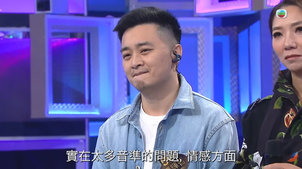 报称任职广告设计的38岁谭辉智，当日在首回合盲选比赛上，献唱《心碎了无痕》成为其中一位五灯歌手。