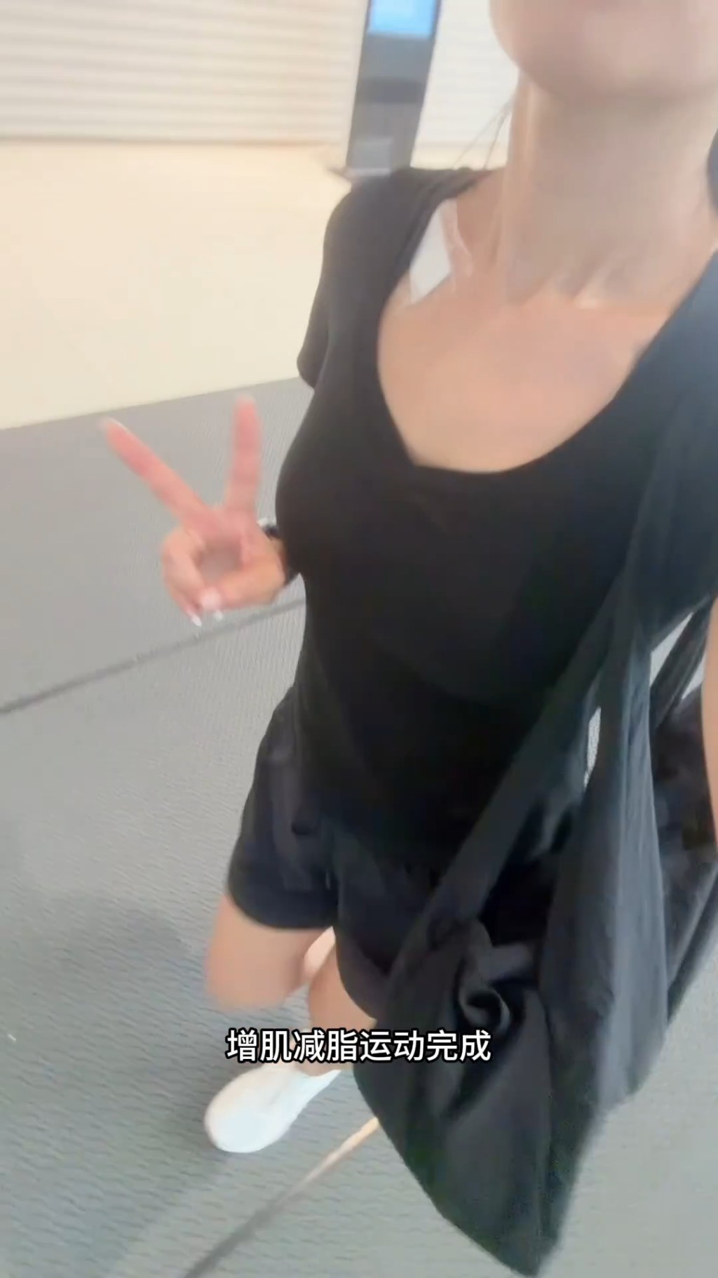 張茆自拍照中，肩膊前端位置仍貼著紗布。