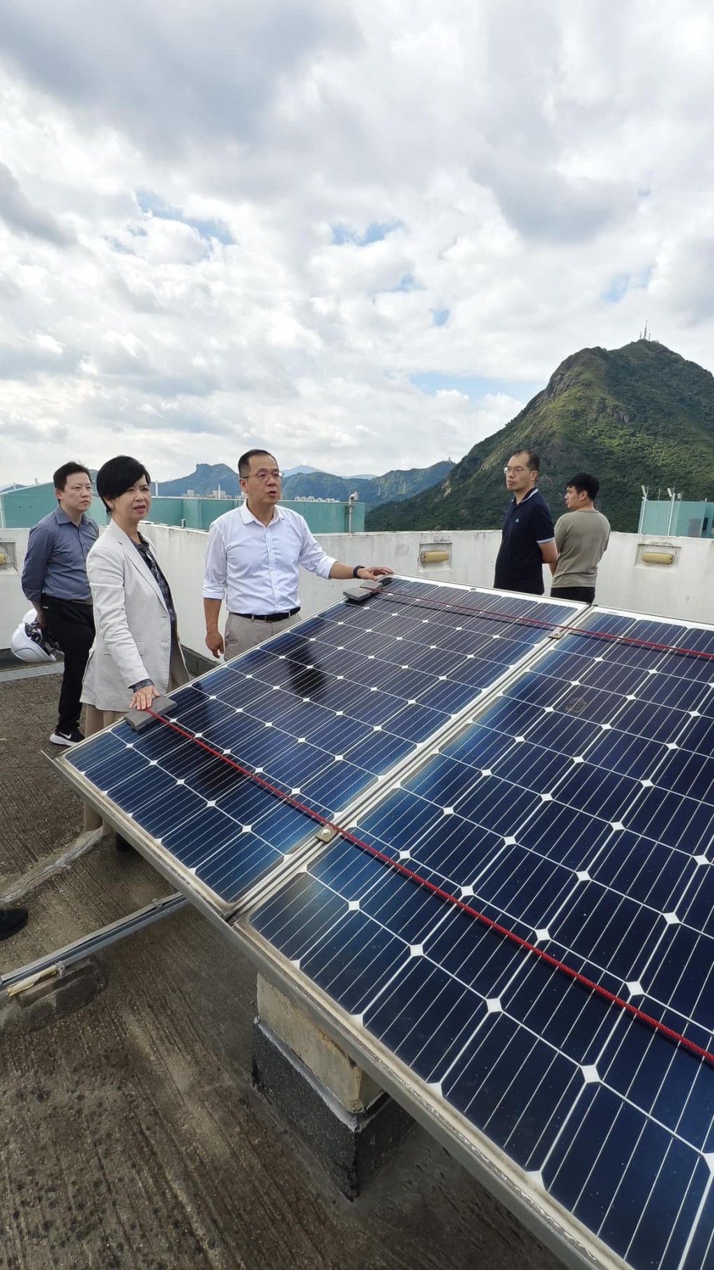 何永賢昨到安泰邨天台巡視太陽能板的情況。何永賢FB圖片