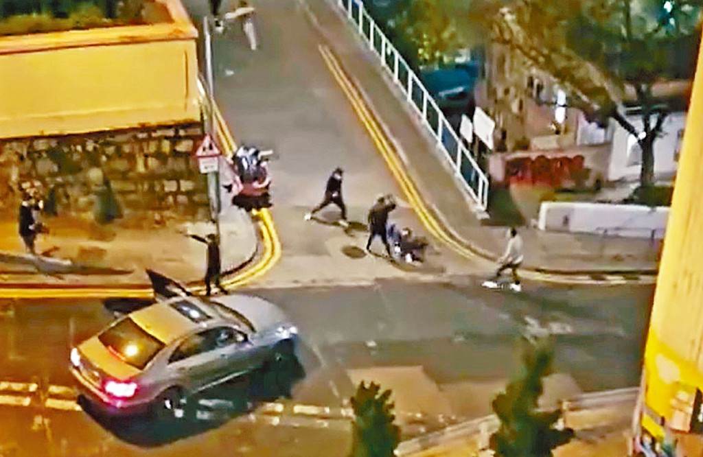 男事主在山道花園附近遭4名駕車前來的刀手追斬。