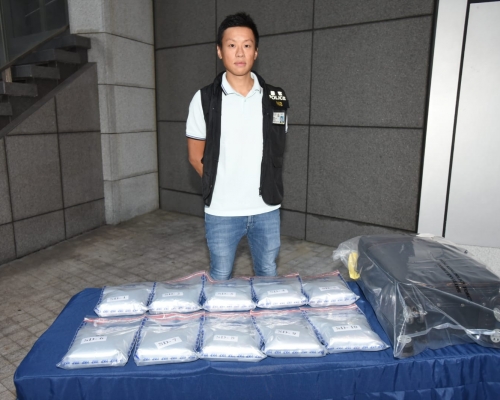 警方展示搜出毒品。