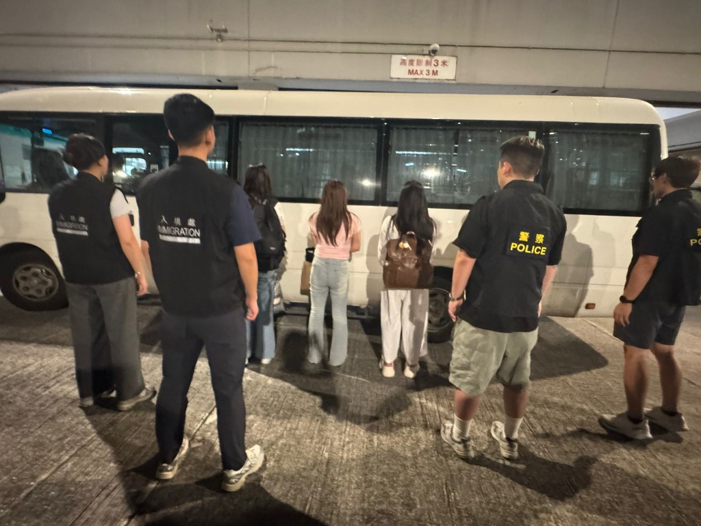 荃灣警區今日展開「嶺馬」掃黃行動,拘捕9名內地女子。警方提供 荃灣警區今日展開「嶺馬」掃黃行動,拘捕9名內地女子。警方提供
