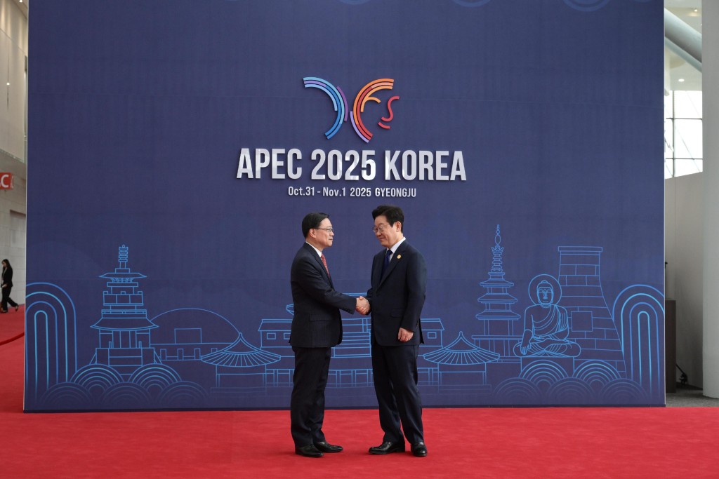 李家超(左)與韓國總統李在明(右)在會議前握手。政府新聞處圖片 李家超(左)與韓國總統李在明(右)在會議前握手。政府新聞處圖片