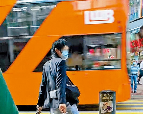 连日大闹荃湾，吓煞途人的双刀怪汉。