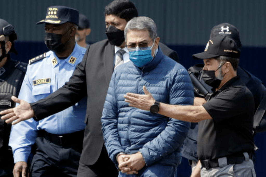 美國監獄管理系統確認，因涉毒被判囚45年的洪都拉斯前總統葉南德茲（Juan Orlando Hernandez），已因特朗普的特赦令提前獲釋，引發拉美政壇高度關注。路透社