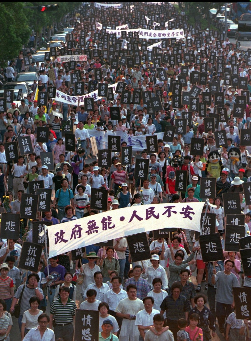 白晓燕案发生后，市民发起游行。