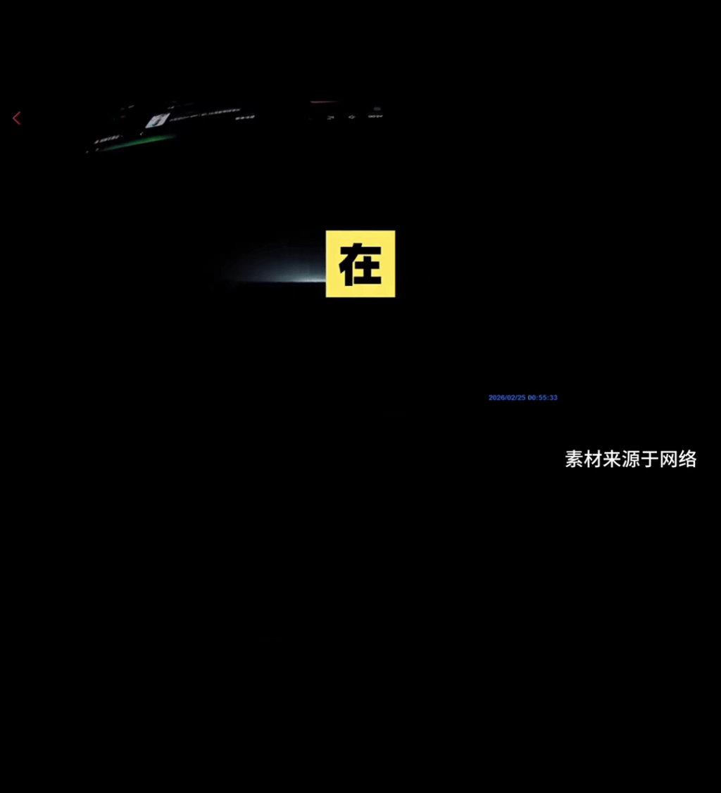系统只回了一个字:“在”。 系统只回了一个字:“在”。