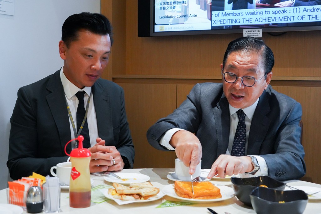 经民联议员昨日相约到餐厅「叹下午茶」。林健锋FB