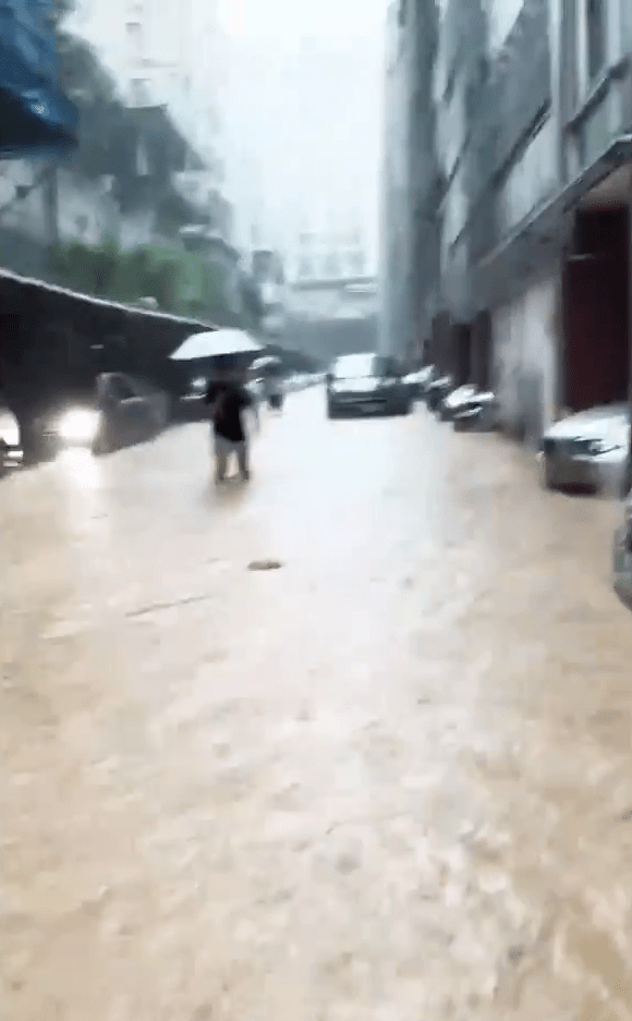 深圳暴雨下，路人举步艰难。