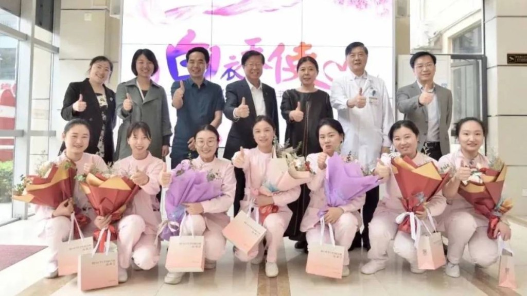 女富商段伟红（后排右三）今年5月南京爱德仁谷养老服务综合体护士节活动。