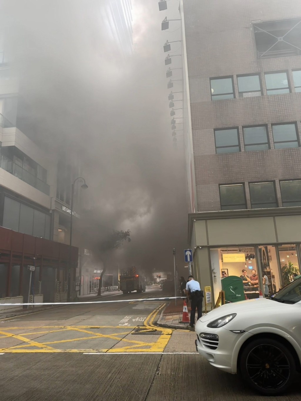 黑煙席捲半空籠罩半個銅鑼灣。網上圖片 黑煙席捲半空籠罩半個銅鑼灣。網上圖片