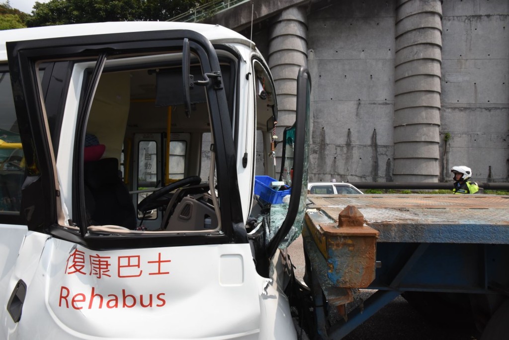 復康小巴車頭損毀嚴重。
