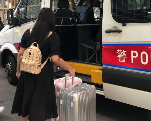 兩名被捕女子現正被扣留調查。 警方提供
