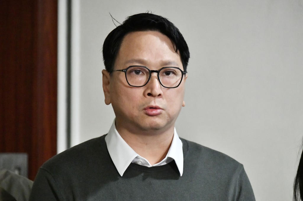 鄧家彪促當局申請前居港一年的要求。資料圖片 鄧家彪促當局申請前居港一年的要求。資料圖片