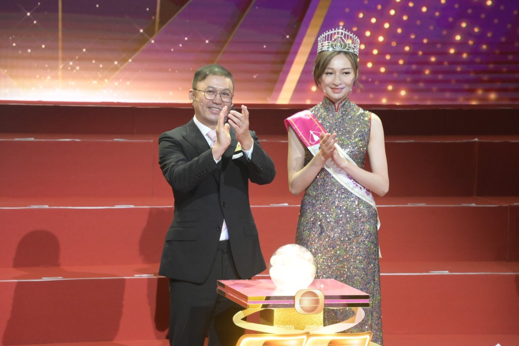 出爐冠軍李鈺洧陪同許濤進行台慶亮燈儀式。