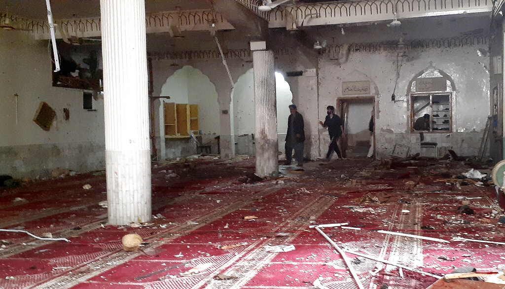 發生爆炸後的清真寺。美聯社圖片