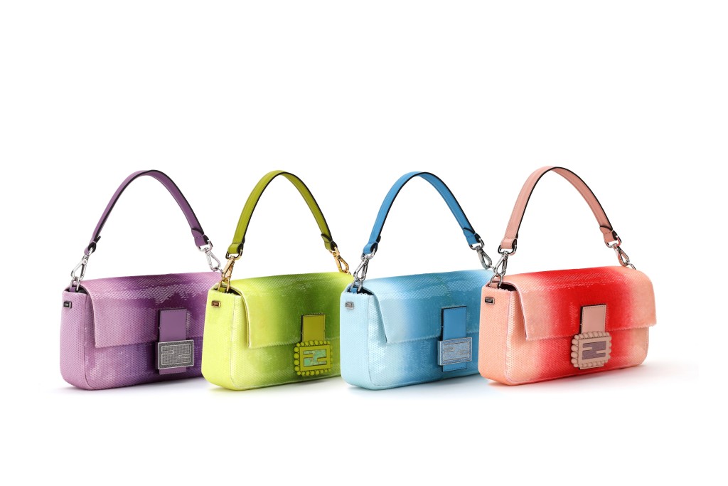 與品牌好友Sarah Jessica Parker推出的別注版Baguette手袋，包羅紫、青綠、淡粉及粉藍色的漸層珠片刺繡四個版本，另提供四款袋扣以供替換。