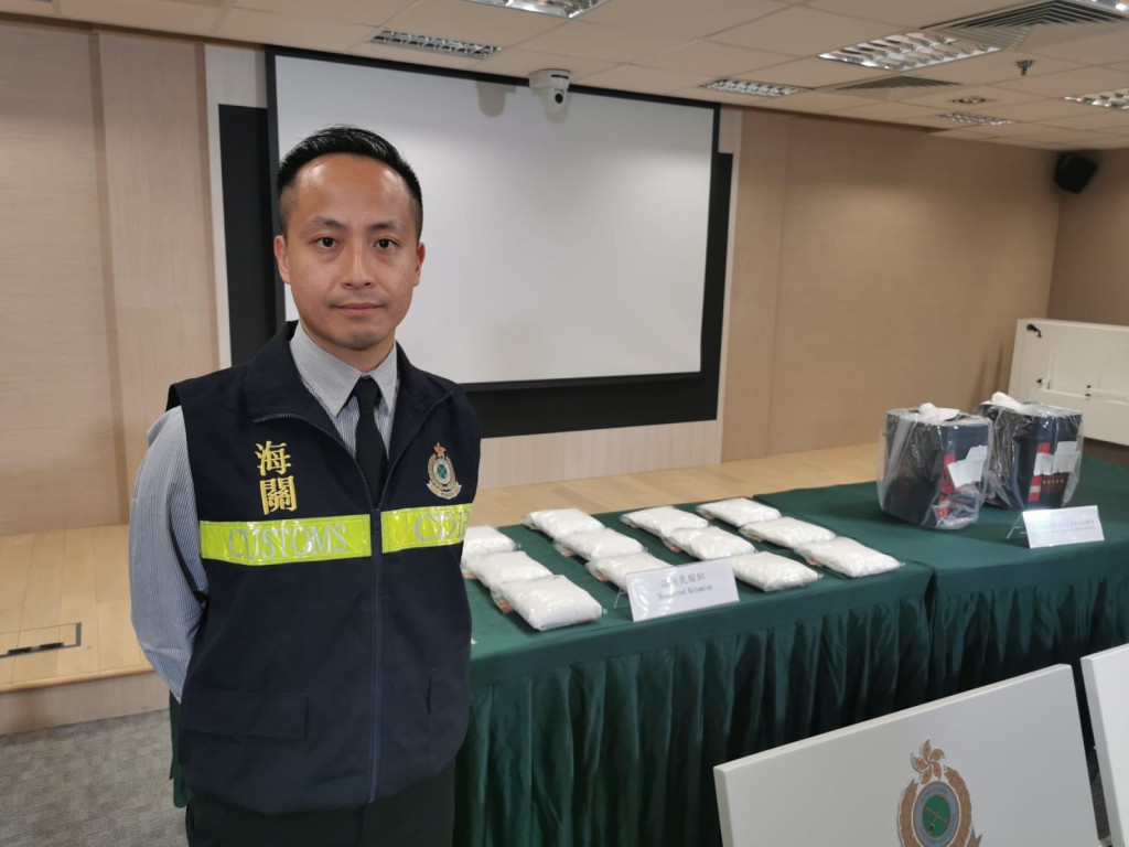 海關毒品調查科機場調查課高級調查主任鄒永昌向傳媒講述案情。