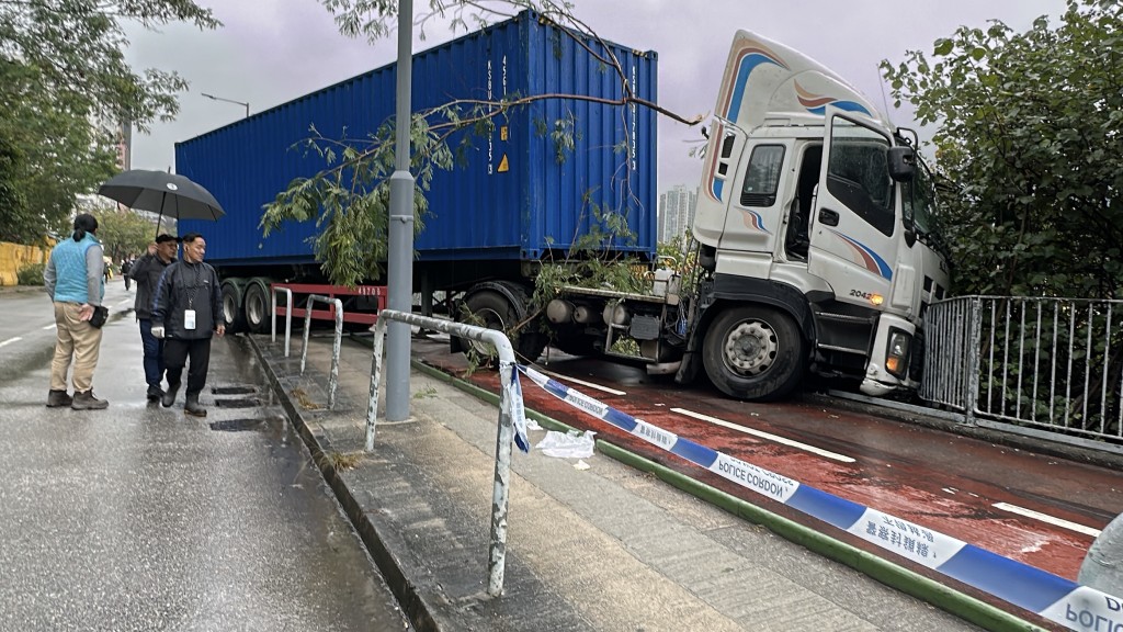 貨櫃車被鐵欄止住去勢。劉漢權攝