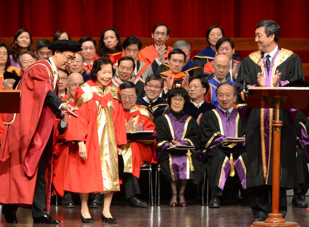 2013年獲香港中文大學頒授榮譽社會科學博士，當時芳艷芬也有出席。