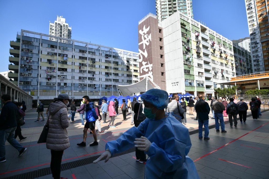 市民排隊進行檢測。