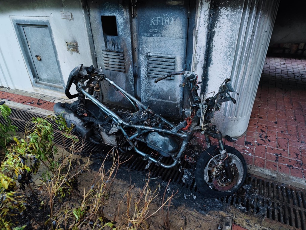 電單車被燒成廢鐵。