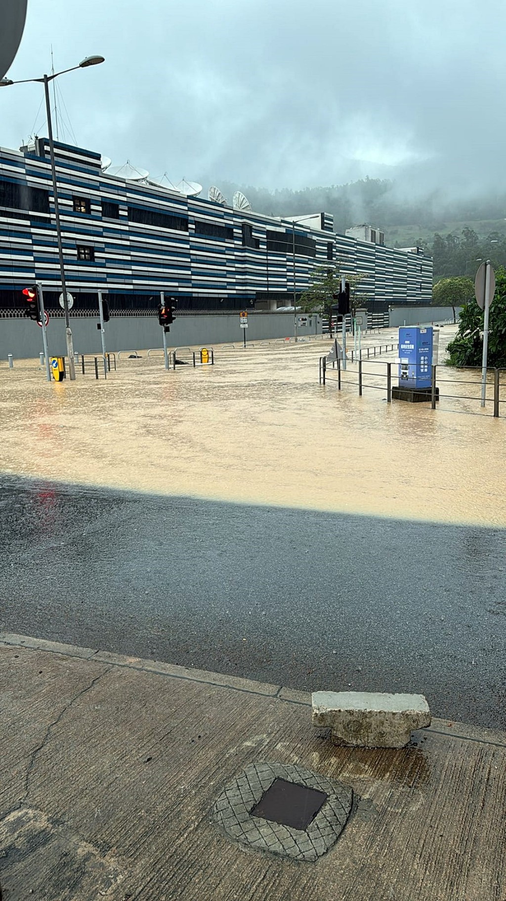 環保大道出現水浸。fb：將軍澳主場
