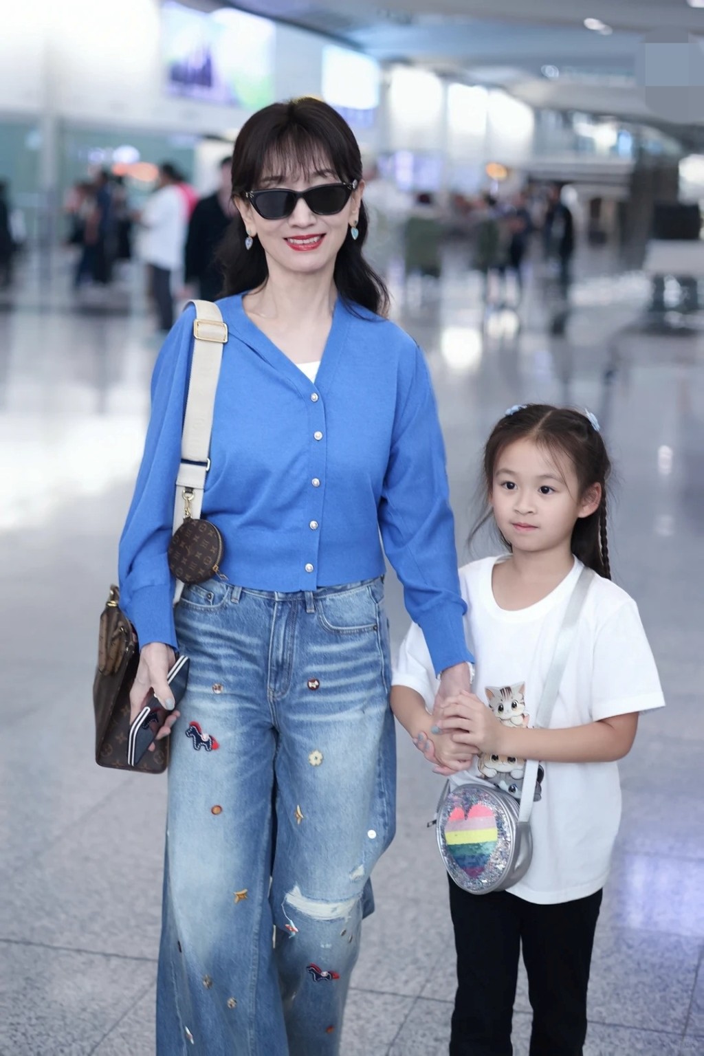 網民大讚趙雅芝孫女五官精緻,長大了又是一位美女。 網民大讚趙雅芝孫女五官精緻,長大了又是一位美女。