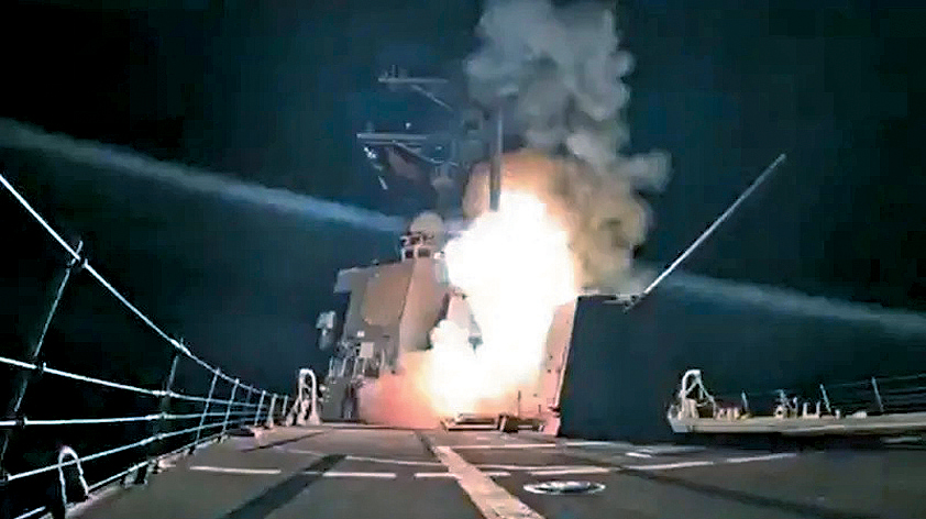 美国军舰发射导弹，据称是攻击尼日利亚境内伊斯兰国（IS）目标。